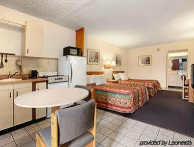 Express Inn & Suites Clearwater Pinellas Park Exterior foto